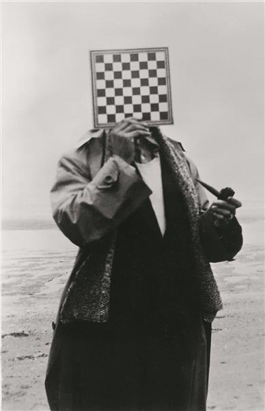 The Giant. Paul Nougé (poet and founder of surrealism in Belgium) on the Belgian Coast, 1937 - Рене Магритт