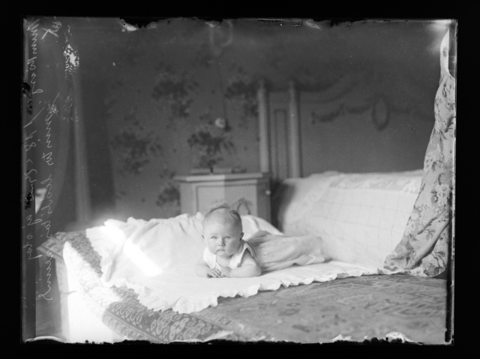 Baby lying on bed, 1930 - Martin Munkácsi