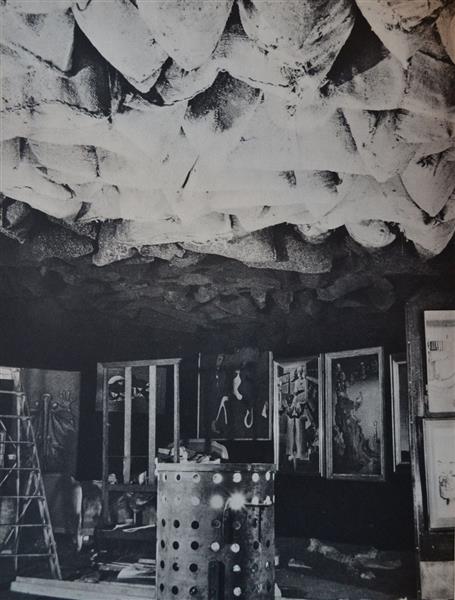 1200 Bags of Coal (installation view at “International Exhibition of Surrealism”), 1938 - Марсель Дюшан