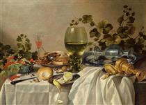 Ontbijt of Silver and Glassware on a Draped Table, with Vines, Fruits and Baked Goods - Pieter Claesz