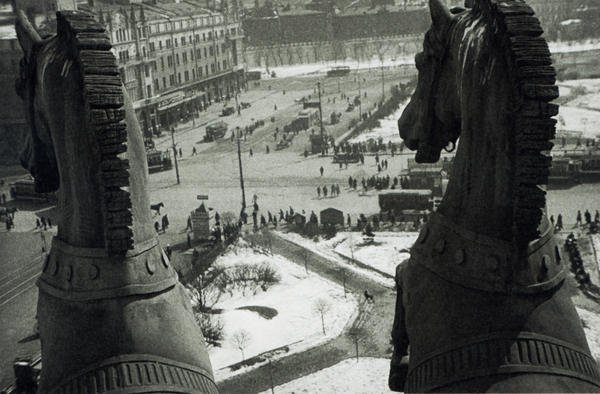 Quadriga of Apollo on the front of the Bolshoi Theatre, 1929 - Alexander Rodchenko