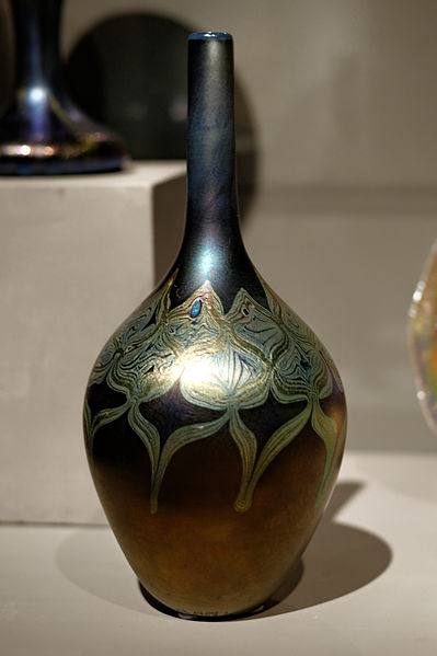 Bottle-shaped vase with peacock-blue luster, 1900 - Louis Comfort Tiffany